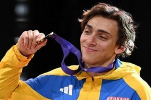 陸上デュプランティス選手＆24歳モデル美女婚約者、日本のお菓子をラブラブ食レポ...「カップルチャンネルみたい」