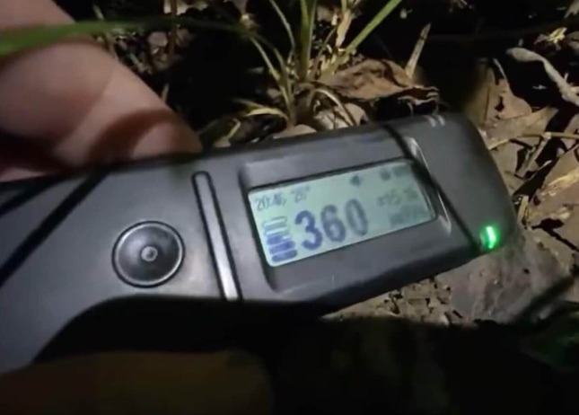 放射線測定器も使用（ユーチューブ配信の動画から）