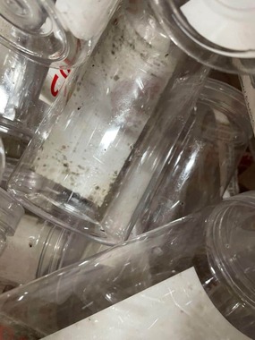 回収BOXへのゴミ混入で「全滅」した焼き芋用の空き容器。出雲崎レトロミュージアムのX（＠retro_museum）より