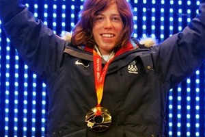 スノボ界のレジェンド、赤髪ロン毛から雰囲気変わって...でも変わらずイケメン　平野歩夢と2ショット