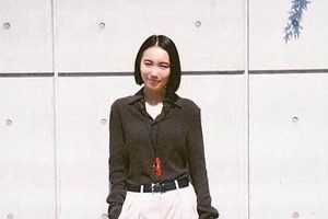 夫は高橋一生...飯豊まりえ、イタリアの街並みに溶け込んで　ブラックコーデが「カッコカワイイ」大絶賛