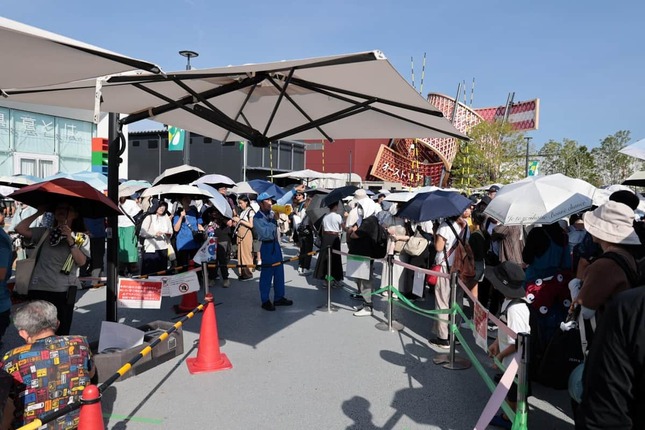 入場列の開放を待つ人たち（9月15日、大阪市此花区）