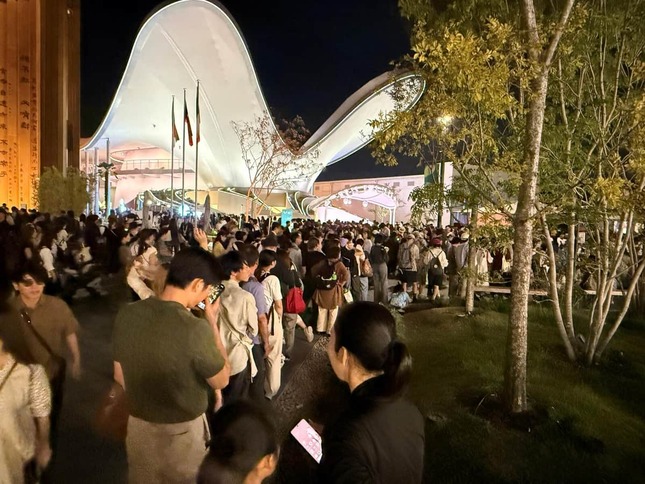 入場列がレーンに収まらず、伸びる様子（25日、大阪市此花区）