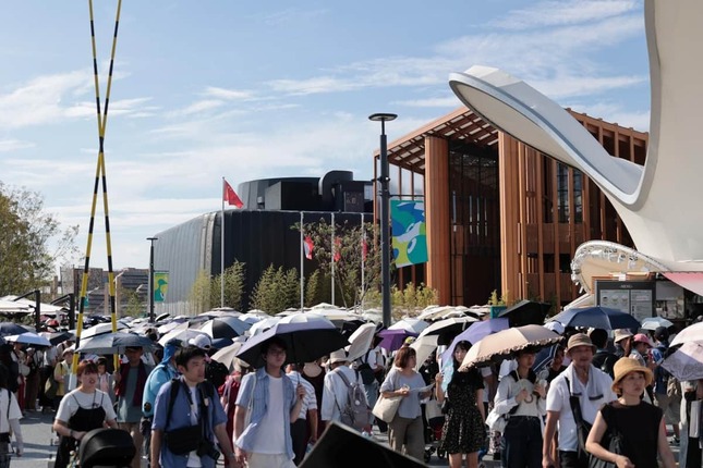 クウェート館前の通路は多くの人で混みあっていた（15日、大阪市此花区）