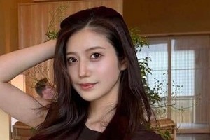 「令和の峰不二子」阿部なつき、超ミニ丈ワンピで色気ダダ漏れ　「可愛いすぎる」カメラ目線で