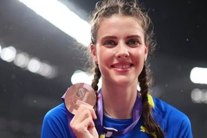 「眠れる森の美女」マフチフ選手、超ミニスカ×ホルターネックでニースの海に　女神級美しさに激震