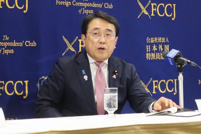 日本外国特派員協会で記者会見する赤澤亮正経済再生担当相。関税交渉について振り返った