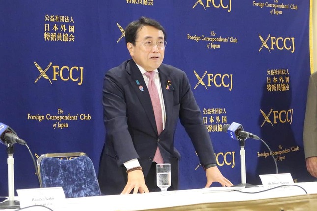 記者席からの声に応じる形で帰り際に立ち止まり、「マイル問題」を説明
