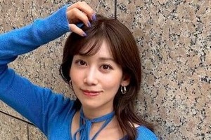 元NHK中川安奈アナ、肩出しオフショルで麗しき脚組ショットにドキっ...「素敵！美しいです！！」