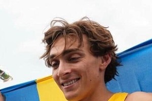 陸上デュプランティスの24歳モデル美女婚約者、真紅のドレスで色気にドキっ　美男美女2ショに騒然