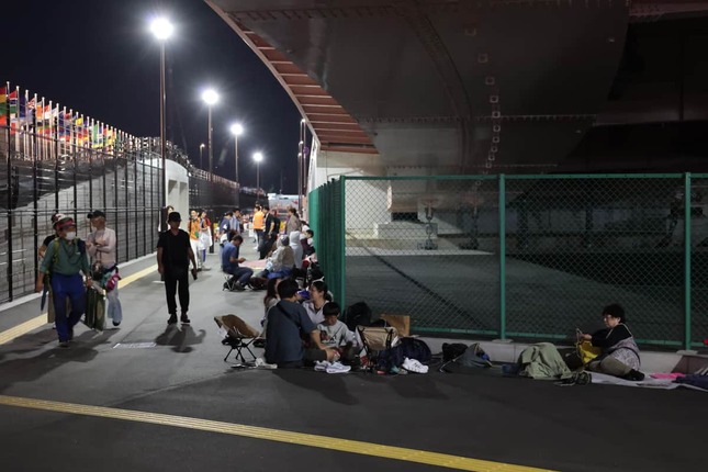 東ゲートの門前には徹夜で並ぼうとする人たちの姿が見られた＝6日、大阪市此花区