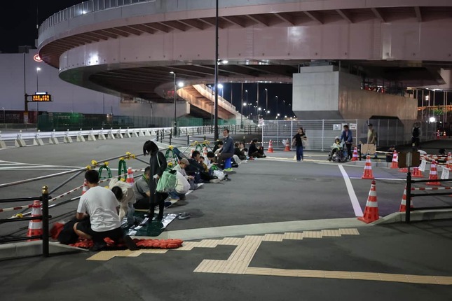 東ゲート付近で前夜から列を作る人たち＝6日、大阪市此花区