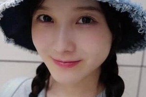 本田紗来、チェックの膝上ミニスカ×ロングブーツの秋コーデで「激カワ」...「大人っぽくて素敵」