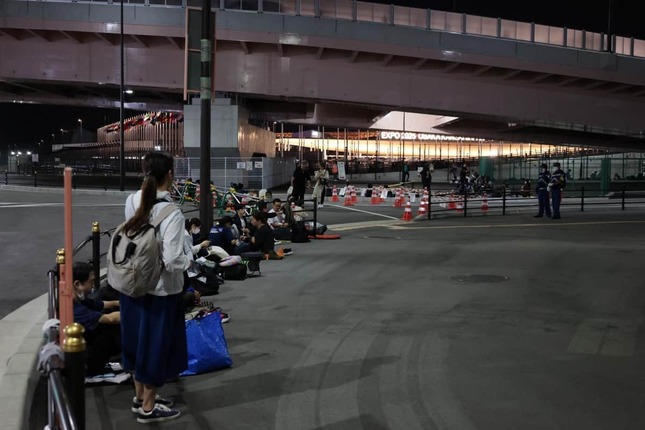 前日の22時半頃には100人以上が列を作った＝10月6日、大阪市此花区