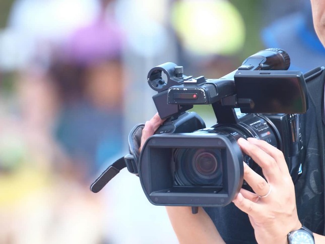 記者の声が中継に乗って大問題に（写真はイメージ）