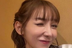 加護亜依、膝上ミニスカ×ロングブーツで「激カワ」大好評　「顔ちっさ」「相変わらずの天使」