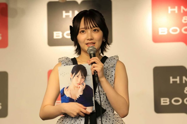 報道陣の質問にも答えるAKB48の田口愛佳さん
