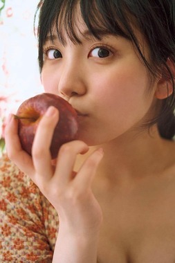 AKB48・田口愛佳1st写真集『好きと言えたら』より　撮影：藤原 宏(Pygmy Company)　ワニブックス刊