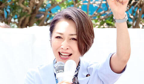 三原じゅん子氏、小泉進次郎陣営の集合写真で「隠れた」？　指摘に反論「違う角度からのカメラにはしっかり写っています」