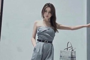 大河内志保、色気ダダ漏れキャミ姿で...頬に軽く手を添え笑顔　変わらぬ美貌に「綺麗すぎますって」