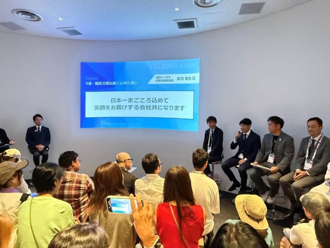 万博に出店する県内事業者の話を聞く斎藤元彦知事（左）（11日、大阪市此花区）