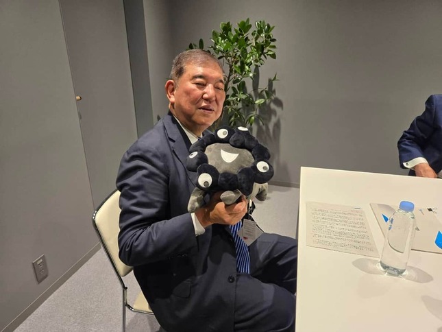 閉幕時にも手にはミャクミャクのぬいぐるみ（写真は石破氏のXから）