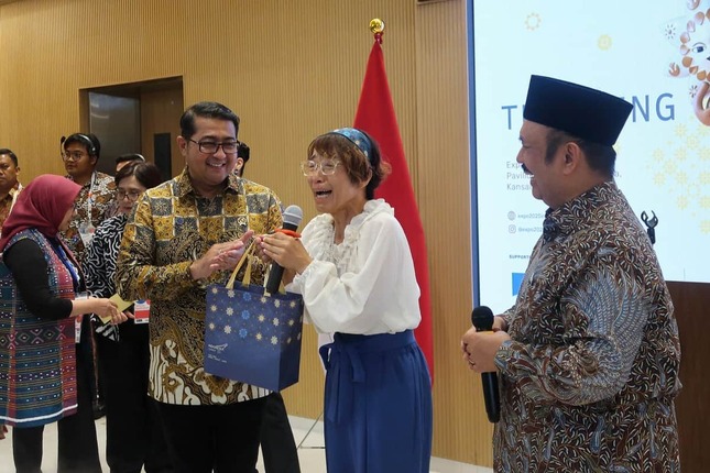 インドネシア館閉館の式典では、100回以上訪問したファンに記念品が贈られた