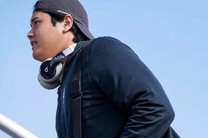 山本由伸、明るめ茶髪→黒髪イメチェンかっこよすぎ　ヴィトンのバッグ肩にかけ...機内へ