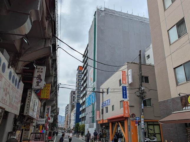 写真中央から右にかけて見える、グレーのシートがかかっている建物が、工事の進むモスク