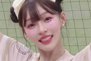 台湾人気チアのリン・シャン、ミニスカ×タンクトップで撮影中　頬に手を添えポーズ...「可愛すぎる」