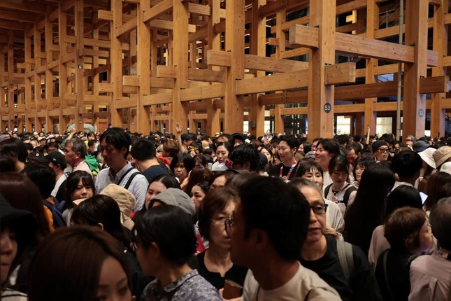 大混雑する大屋根リング下の通路（10月13日20時29分、大阪市此花区）
