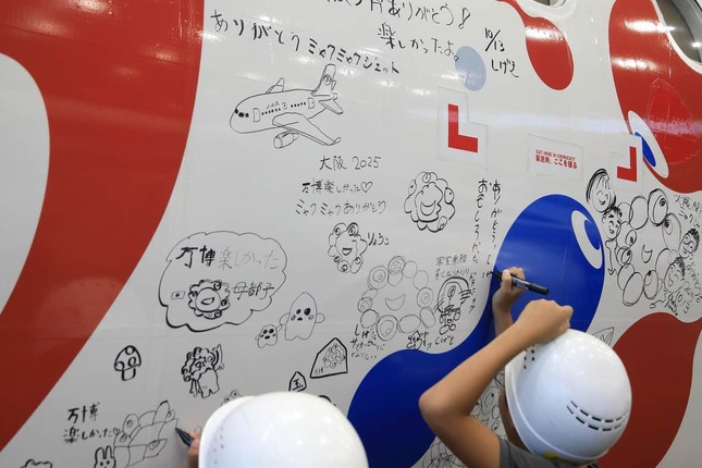 「JAL ミャクミャクJET」への寄せ書きでは、次々にミャクミャクが書き込まれた
