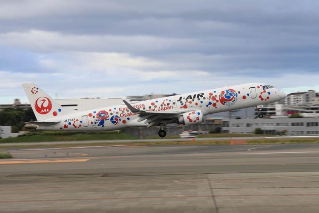 伊丹空港を離陸する「JAL ミャクミャクJET」