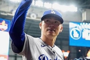 山本由伸＆スネル、「最強の2人」ドジャース左右エースの機内2ショット　「最高すぎます」ファン歓喜