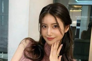 「令和の峰不二子」阿部なつき、色気ダダ漏れホルターネックのドレス姿　「なんとお美しい」背中ざっくり