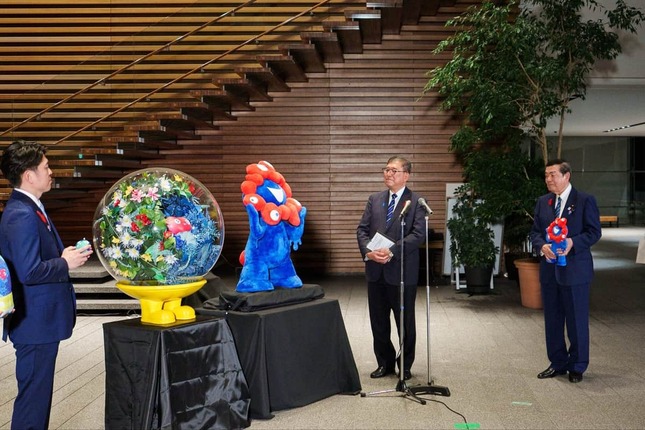 ミャクミャクの離任式に臨む石破茂首相（写真は石破氏のXから）
