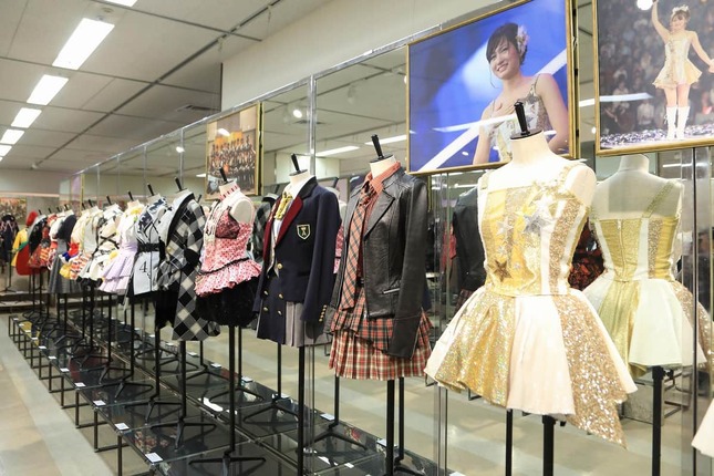 前田敦子さんが卒業発表した際の衣装も展示されている