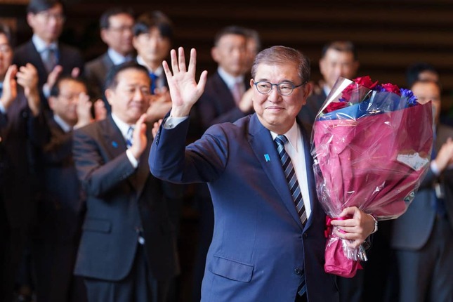 花束の色に注目（写真は石破氏のXから）
