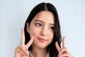 川島海荷、美脚ちらりキャミワンピ＆メガネ姿で「激カワ」大反響　「めちゃめちゃかわいい」