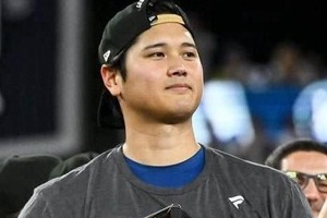 山本由伸、大谷翔平のMVPトロフィーを手に...うれしそうな爽やか笑顔全開　大谷翔平がインスタで公開