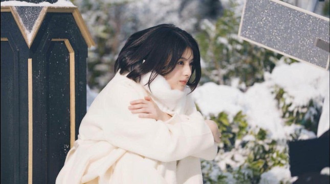 明治の冬期限定チョコレート「メルティーキッス」の広告キャラクターとして、新グラフィックおよび新CMに出口夏希さんが起用された（リリースより）