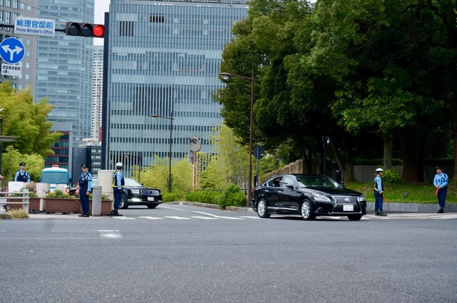 2025年10月21日の官邸前。石破氏が乗っているとみられる車