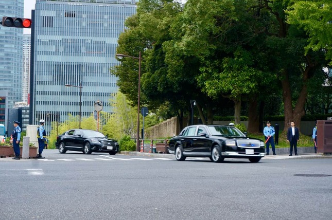2025年10月21日の官邸前。石破氏が乗っているとみられる車
