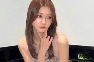 生見愛瑠、超ミニあわせた「めるのふく」秋コーデにドキっ　「珍しくチェック着てみました」