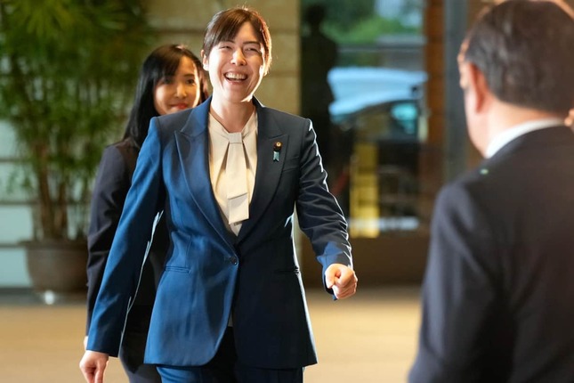 官邸入りする小野田紀美経済安全保障担当相（写真：AP/アフロ）
