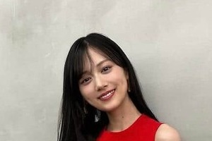 山下美月、肩出し妖艶黒ドレス姿で...国宝級の美しさ　すらり神スタイルから漂う色気にドキっ