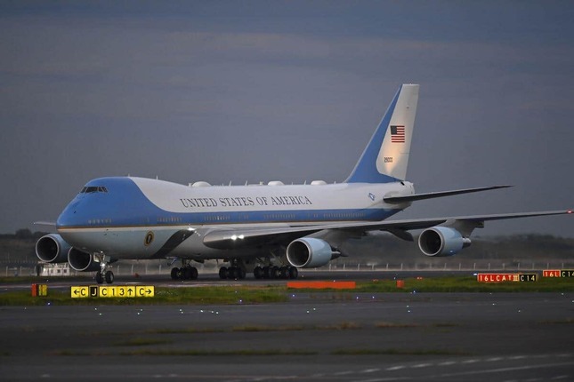 トランプ大統領が来日した。大統領専用機「エアフォースワン」が羽田空港に到着した場面。（写真：代表撮影/AP/アフロ）