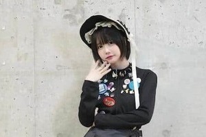 あのちゃん、ミニ丈ワンピのコーデで「激カワ」神スタイルに釘付け　レアなメガネ姿にもキュン