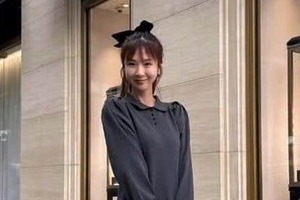 ほしのあき48歳、膝上ミニ黒ワンピで「激カワ」大反響...「スタイル良すぎ」　50歳美女モデルと2ショ