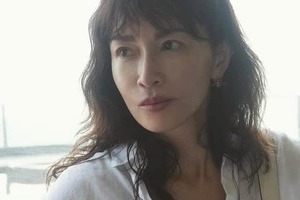 長谷川京子、透け感タイツ×黒ミニ丈ワンピで脚組みショット　圧倒的美オーラ「ステキ過ぎます」